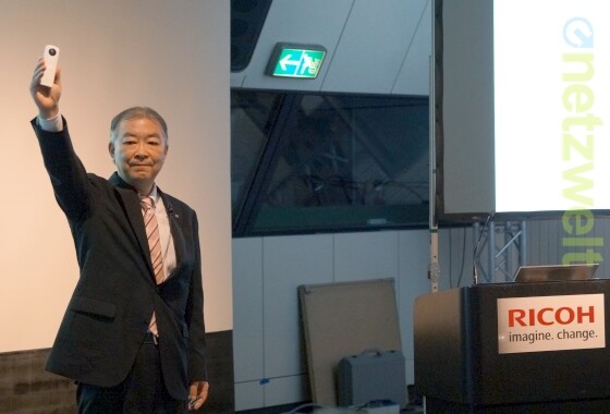 Ricoh-Präsident Noboru Akahane stellte auf der IFA in Berlin die Ricoh Theta vor. (Bild: netzwelt) Ricoh-Präsident Noboru Akahane stellte auf der IFA in Berlin die Ricoh Theta vor. (Bild: netzwelt)