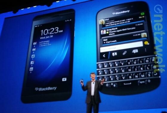 BlackBerry-Chef Thorsten Heins präsentiert das Z10 (links) und das Q10. (Bild: netzwelt) BlackBerry-Chef Thorsten Heins präsentiert das Z10 (links) und das Q10. (Bild: netzwelt)
