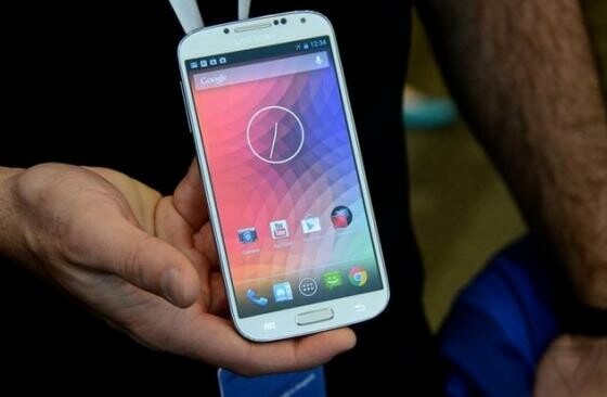 So sieht die Google-Edition des Samsung Galaxy S4 aus. (Bild: The Verge) So sieht die Google-Edition des Samsung Galaxy S4 aus. (Bild: The Verge)