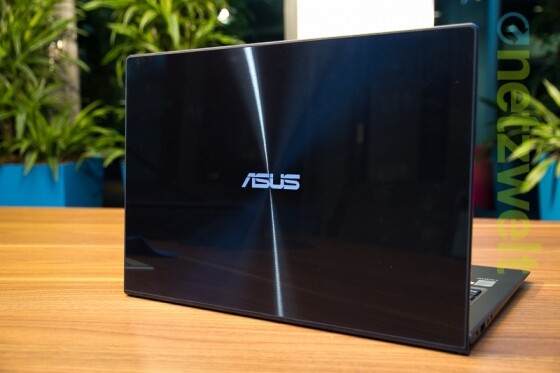 Die tiefblaue Front des aktuellen Asus Zenbook wird durch Gorilla Glas geschützt. (Bild: netzwelt) Die tiefblaue Front des aktuellen Asus Zenbook wird durch Gorilla Glas geschützt. (Bild: netzwelt)