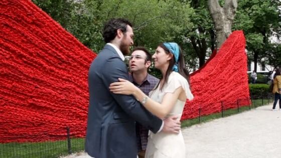 Auf Tuchfühlung mit dem Hochzeitspaar - Fotografieren mit Google Glass erfordert vollen Körpereinsatz - zumindest im Clip des YouTube-Nutzers Gogro. (Bild: Petapixel) Auf Tuchfühlung mit dem Hochzeitspaar - Fotografieren mit Google Glass erfordert vollen Körpereinsatz - zumindest im Clip des YouTube-Nutzers Gogro. (Bild: Petapixel)