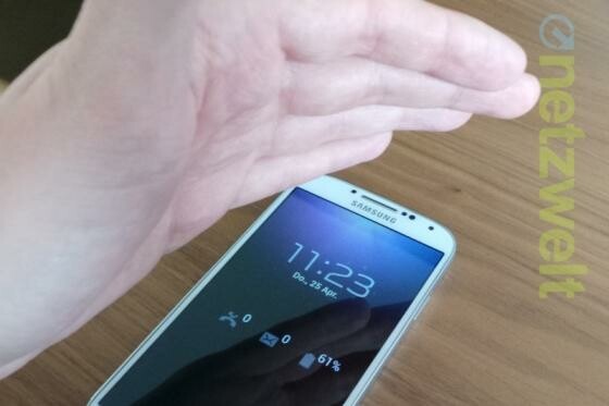 Viele Funktionen des Samsung Galaxy S4 lassen sich verwenden, ohne das Smartphone zu berühren. (Bild: netzwelt) Viele Funktionen des Samsung Galaxy S4 lassen sich verwenden, ohne das Smartphone zu berühren. (Bild: netzwelt)