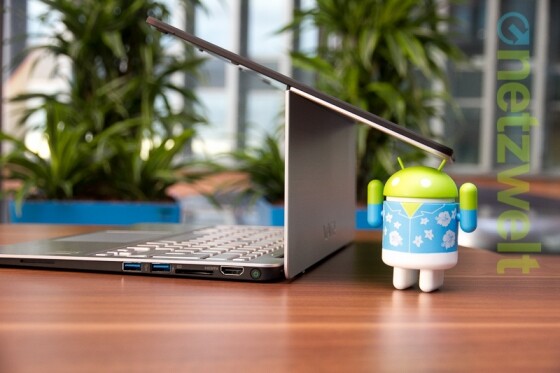 Balance-Akt: An den jeweiligen Endpunkten arretieren ausreichend starke Magneten das Vaio-Display. (Bild: netzwelt) Balance-Akt: An den jeweiligen Endpunkten arretieren ausreichend starke Magneten das Vaio-Display. (Bild: netzwelt)
