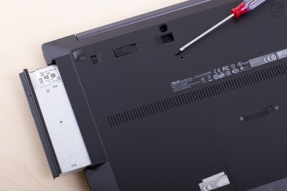Nicht nur der Akku sondern auch das optische Laufwerk lässt sich schnell austauschen. (Bild: netzwelt) Nicht nur der Akku sondern auch das optische Laufwerk lässt sich schnell austauschen. (Bild: netzwelt)