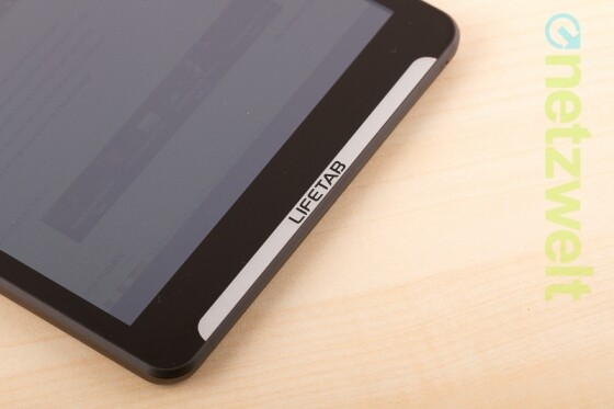 Optisch vielleicht etwas gewöhnungsbedürftig ist der dicke Schriftzug im unteren Gehäuseteil des Medion LifeTab S7852. (Bild: netzwelt) Optisch vielleicht etwas gewöhnungsbedürftig ist der dicke Schriftzug im unteren Gehäuseteil des Medion LifeTab S7852. (Bild: netzwelt)