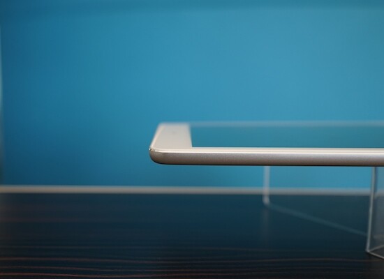 So sieht kein Billig-Tablet aus: Die Verarbeitung ist auf hohem Niveau. Beim Design hat Acer sich Inspiration bei Apple geholt. Wie etwa bei den geschliffenen Gehäusekanten. (Bild: netzwelt) So sieht kein Billig-Tablet aus: Die Verarbeitung ist auf hohem Niveau. Beim Design hat Acer sich Inspiration bei Apple geholt. Wie etwa bei den geschliffenen Gehäusekanten. (Bild: netzwelt)