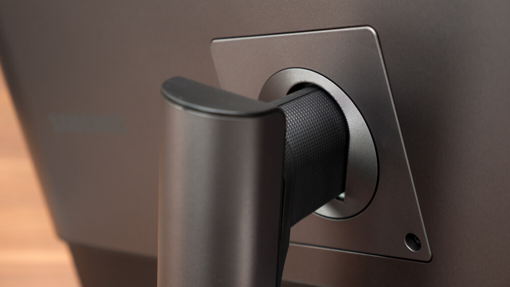 Der flexibel einstellbare Monitorarm ist mit ein Grund, warum wir im Unterpunkt Ergonomie erstmalig die Höchstpunktzahl vergeben.
