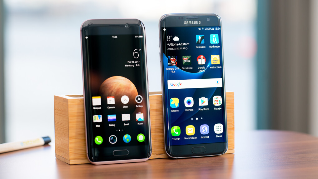 Das Honor Magic (links) besitzt drei, das Galaxy S7 Edge nur zwei gewölbte Displaykanten.
