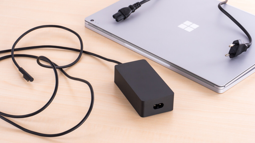 Das Netzteil des Surface Book 2 bietet einen zusätzlichen USB-Port zum Laden weiterer Gadgets.