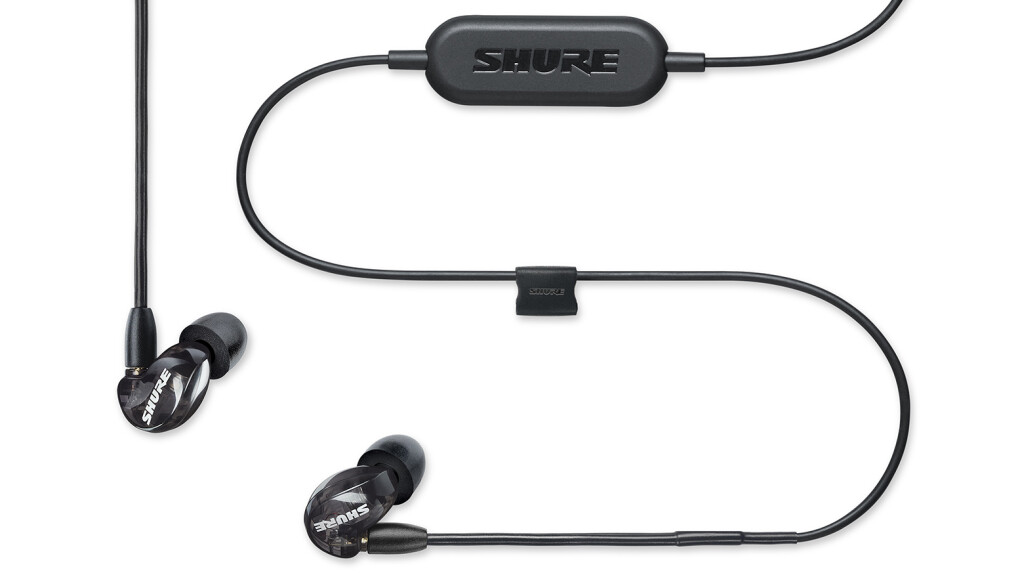 Die Shure SE215 mit montiertem Bluetooth-Kabel.