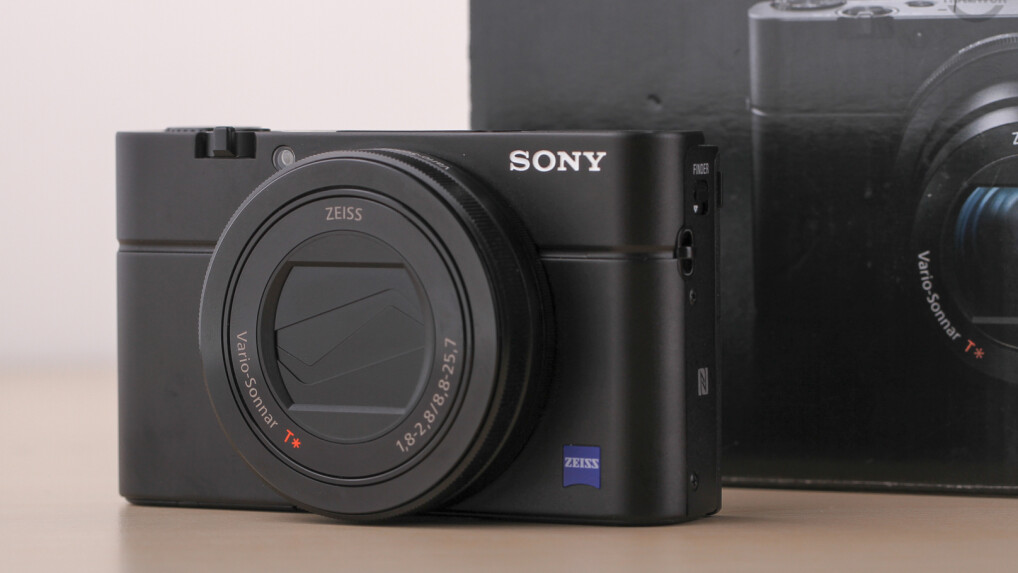 Die Sony Cyber-shot RX100M3 ist mit einem ein Zoll großen C-MOS Sensor ausgestattet und besitzt ein Objektiv von Zeiss.