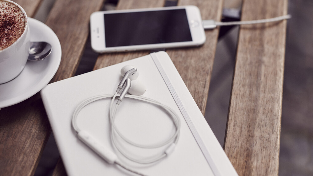 Dank Lightning-Anschluss ein Traumpaar: Apple iPhone und Libratone Q Adapt In-Ear-Kopfhörer.