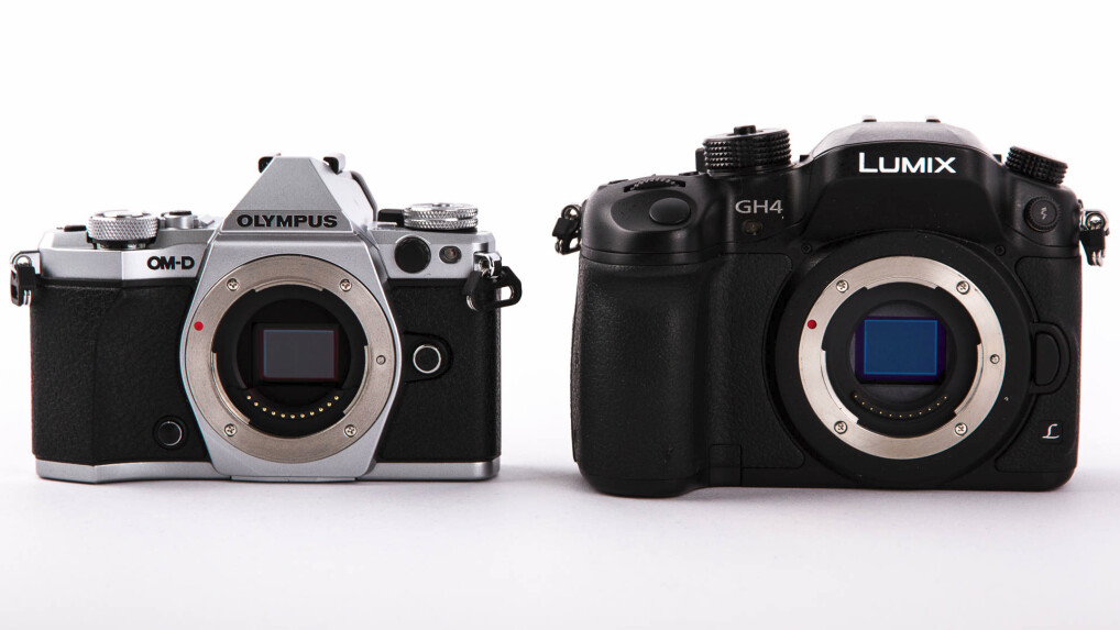 Gleiche Sensorgröße unterschiedliches Kameragehäuse. Die Lumix GH4 ist deutlich größer als die OM-D E-M5 Mark II.