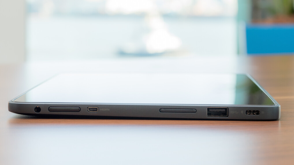 Kopfhörer, USB 3.0, USB-C, microHDMI und hinter der Klappe auch noch SD-Karten- und SIM-Karten-Schacht - mehr Anschlüsse braucht ein Tablet nicht.