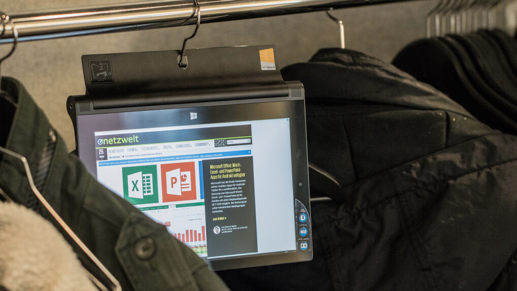 Hängend, stehend, liegend: Das Lenovo Yoga Tablet 2 mit Windows 8 hinterlässt eine gute Figur.