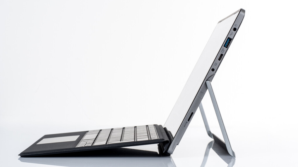 Vorbild Surface Pro: Die Tastatur des Acer Switch Alpha 12 lässt sich in zwei unterschiedlichen Positionen arretieren.