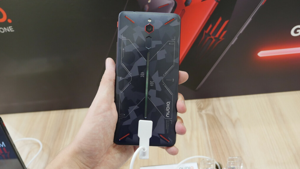 Das Design der Rückseite des Nubia Red Magic ist von Gaming-Hardware inspiriert.