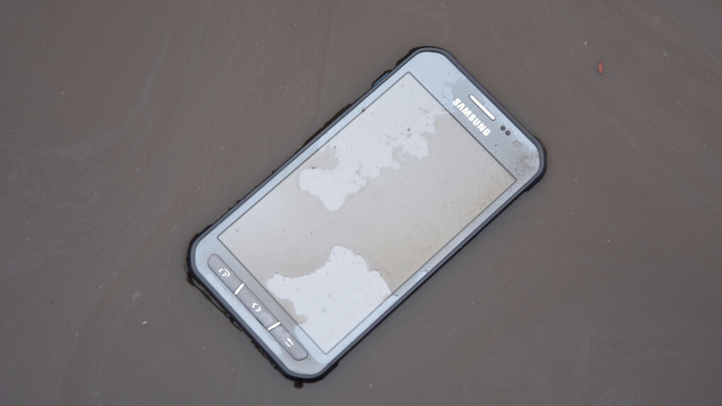 Das Galaxy Xcover 3 hält mehr aus als andere Smartphones. Ein Bad im Dreck macht dem Android-Handy zum Beispiel nichts aus.