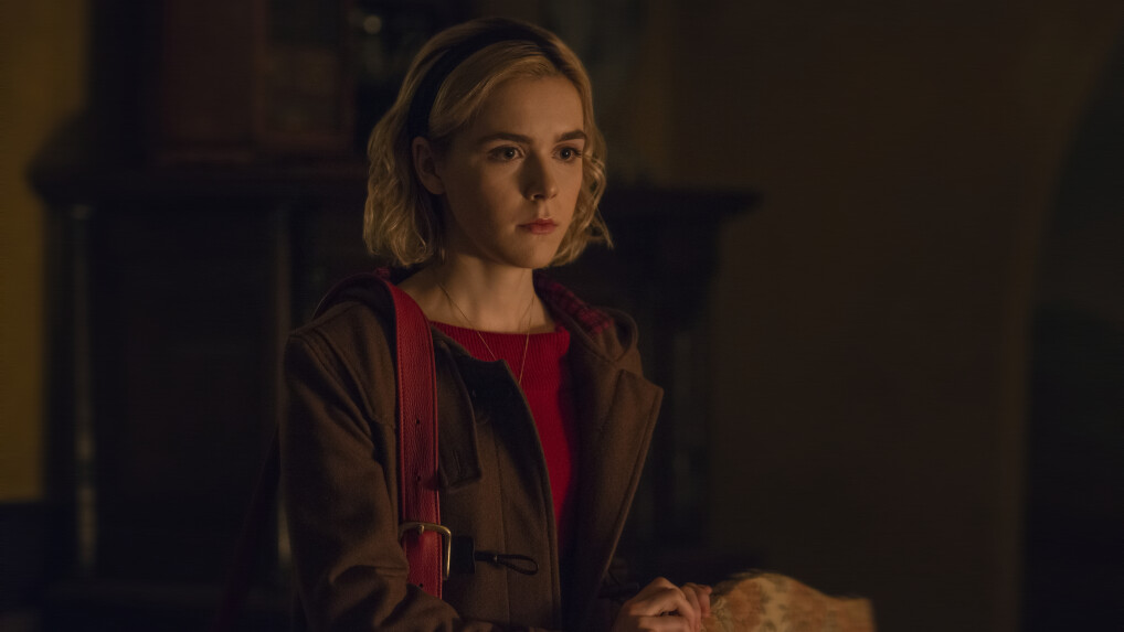 In Chilling Adventures of Sabrina muss die sich die Jungehexe als Halbsterbliche bei den anderen Hexen beweisen.