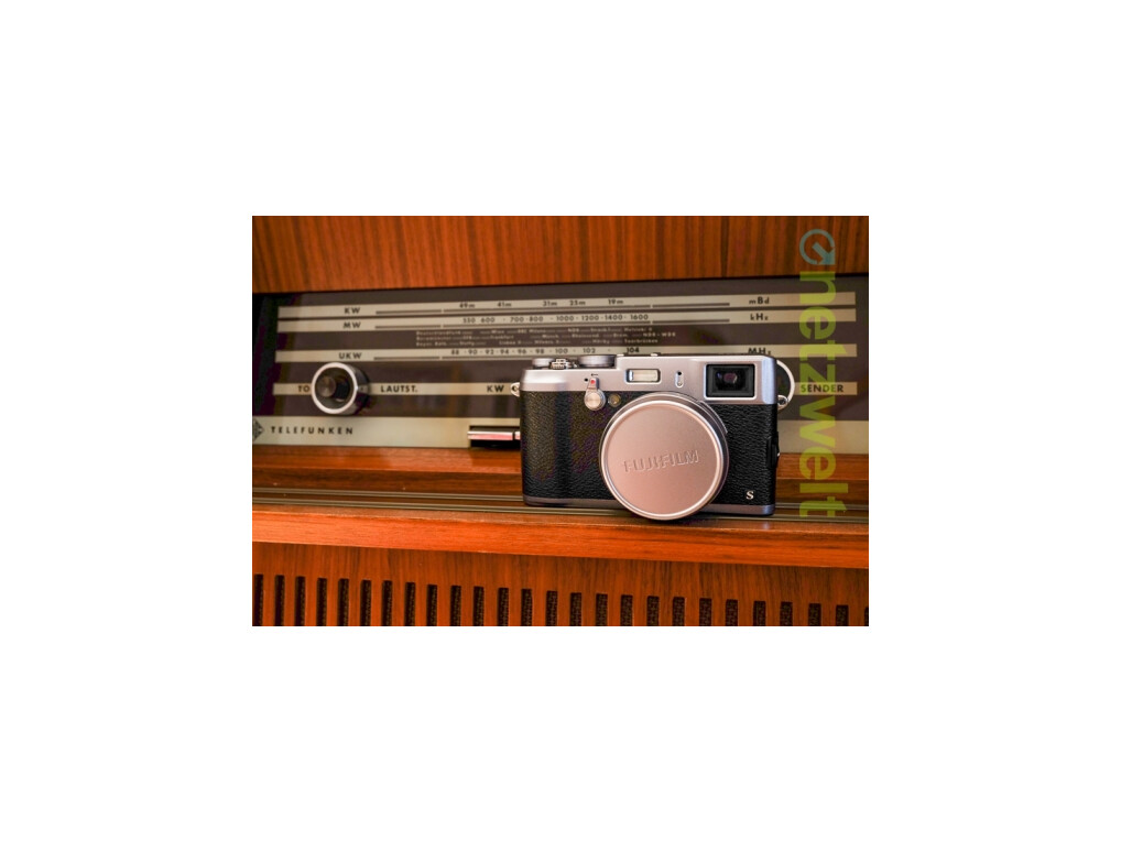 Die Fujifilm X100s ist eine moderne digitale Kompaktkamera im Gewand einer Sucherkamera der 1950er-Jahre.