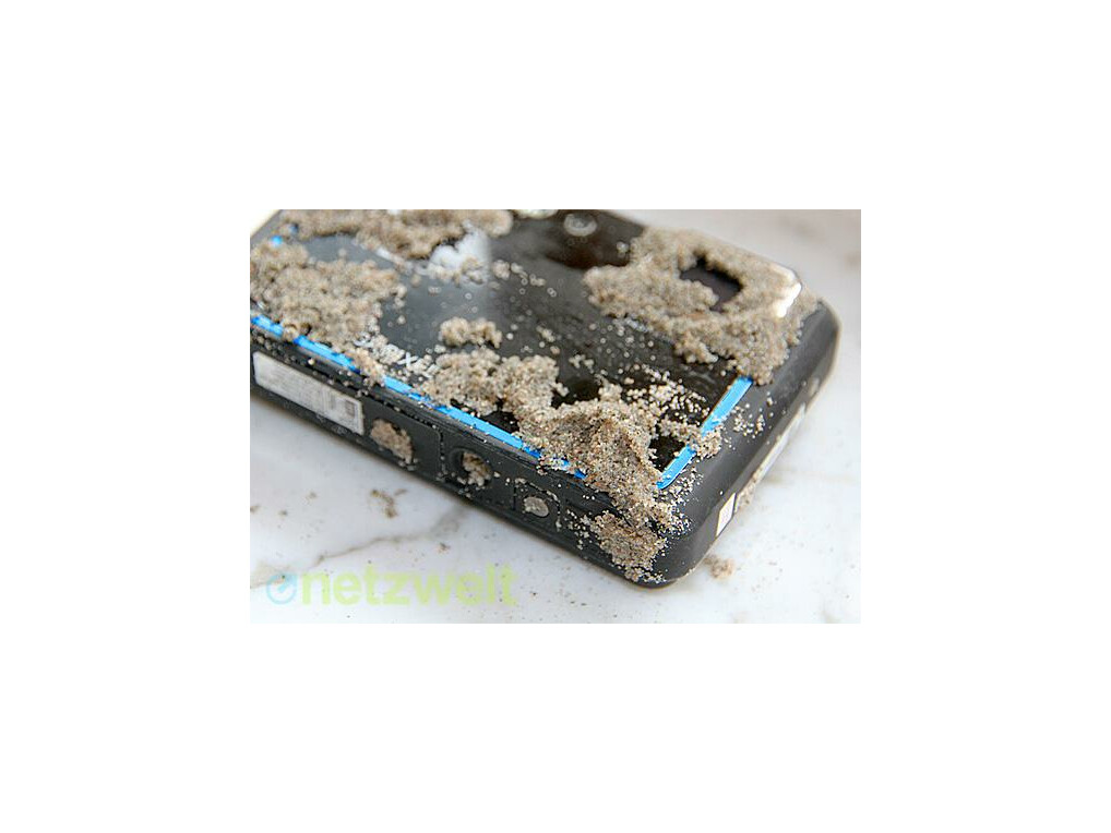 Sand und Wasser setzen der Medion Life S43044 nicht so schnell zu.
