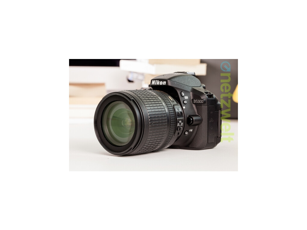 Die Nikon D5300 löst die D5200 ab. Die DSLR ist nun serienmäßig mit WLAN und GPS ausgestattet.