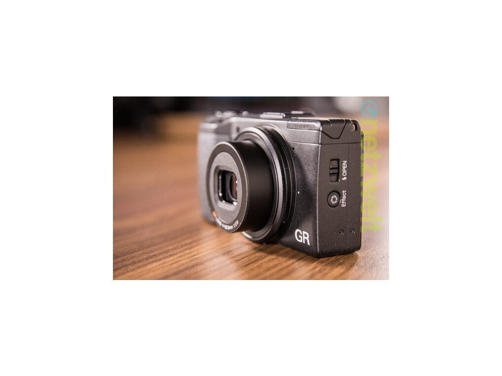 Die Ricoh GR besitzt einen großen CMOS-Sensor und eine lichtstarke Festbrennweite.