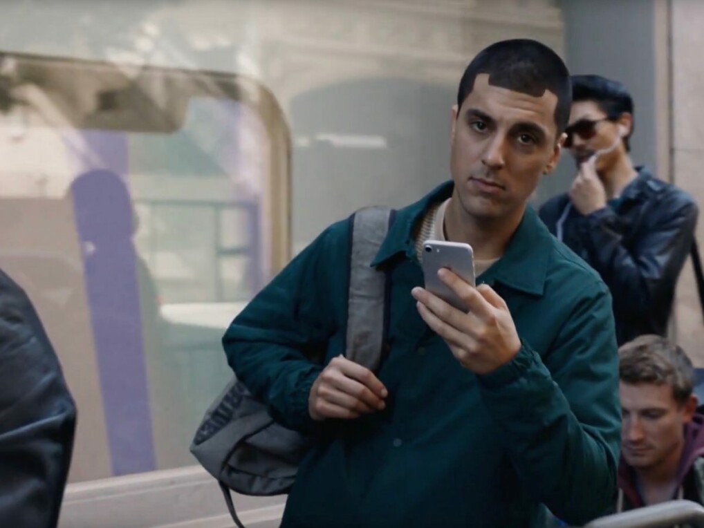 Apples Design-Abteilung kann sich auf die Schulter klopfen und hat aus der Not eine Tugend gemacht: Screenshot aus der Samsung-Werbung "Growing Up".