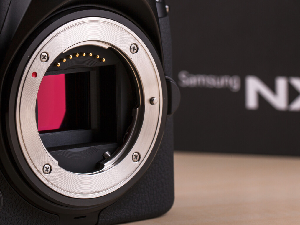 Bei dem Bildsensor der NX1 handelt es sich um einen BSI-CMOS-Sensor mit 28,2 Megapixeln. damit bietet die Systemkamera die höchste Auflösung aller derzeit verfügbaren Digitalkameras mit diesem Format.