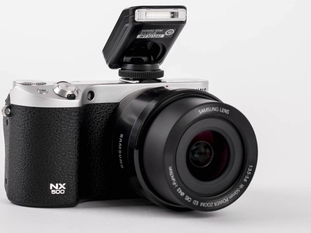 er Sensor der NX500 stammt aus dem Spitzenmodell NX1. Die Kleine Systemkamera kostet allerdings nur halb soviel wie das Top-Modell. Der Blitz ist im Lieferumfang erhalten. Einen eingebauten Blitz besitzt die NX500 nicht.