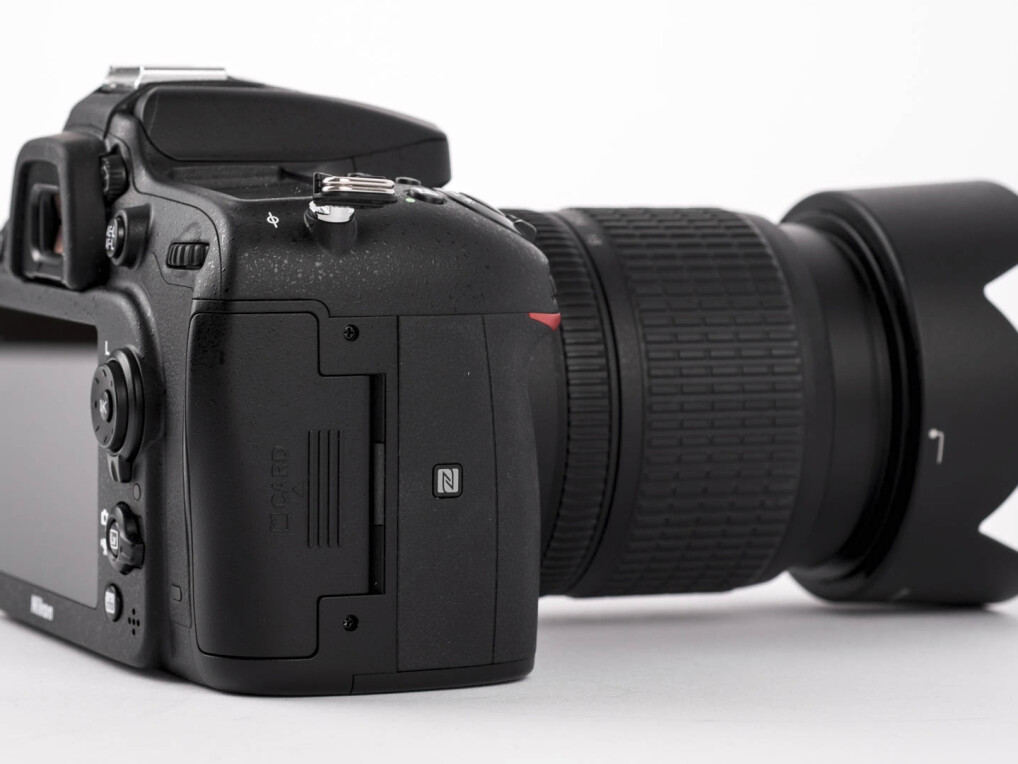 Auf dem Kameragriff der Nikon D7200 ist das NFC-Symbol angebracht. Wenn Fotografen ein NFC-fähiges Smartphone an diese Stelle halten, stellen DSLR und Handy eine WLAN-Verbindung her.