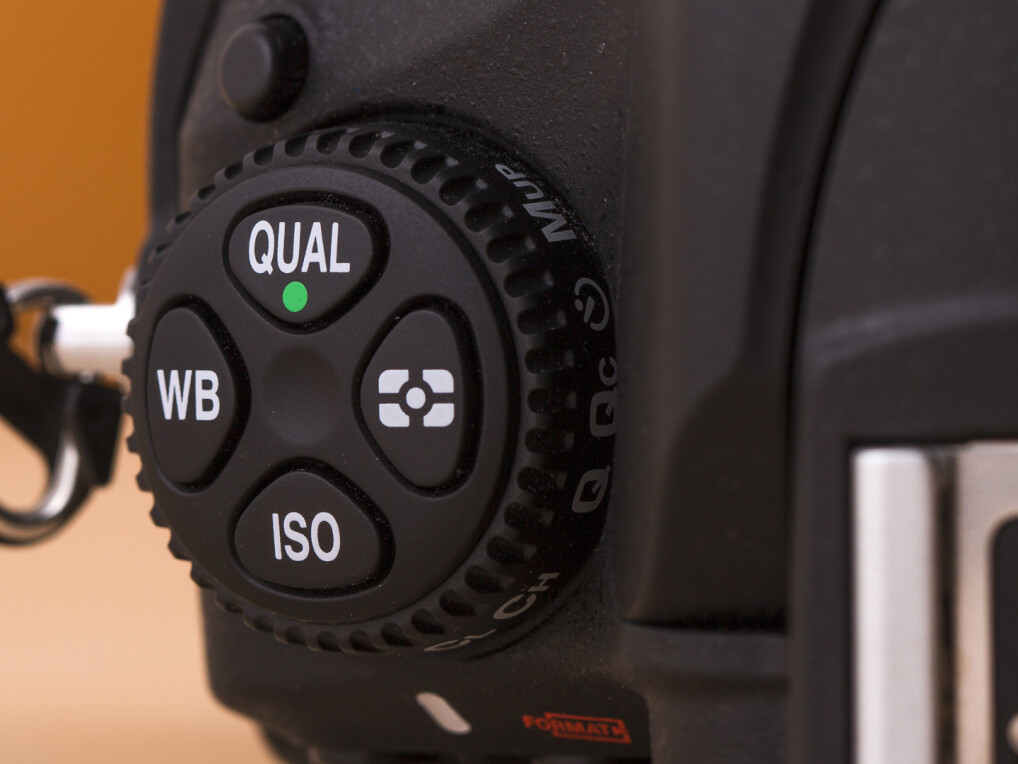 Ein Moduswahlrad sucht man vergebens bei der D810. Stattdessen gibt es Tasten für wichtige Kameraparameter. Der Modus lässt sich ebenfalls über eine Taste und nicht über ein Rad verstellen.
