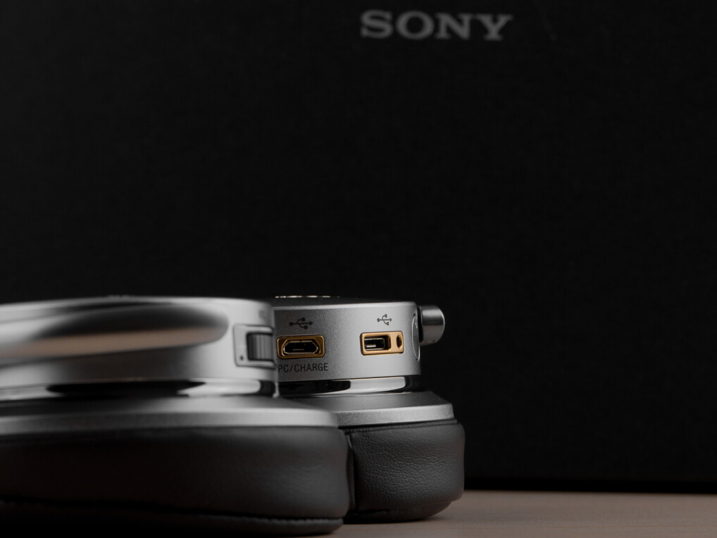 Die vielen verbauten Komponenten drücken aufs Gewicht. Mit 300 Gramm gehört der Sony-Kopfhörer zu den schweren Modellen.