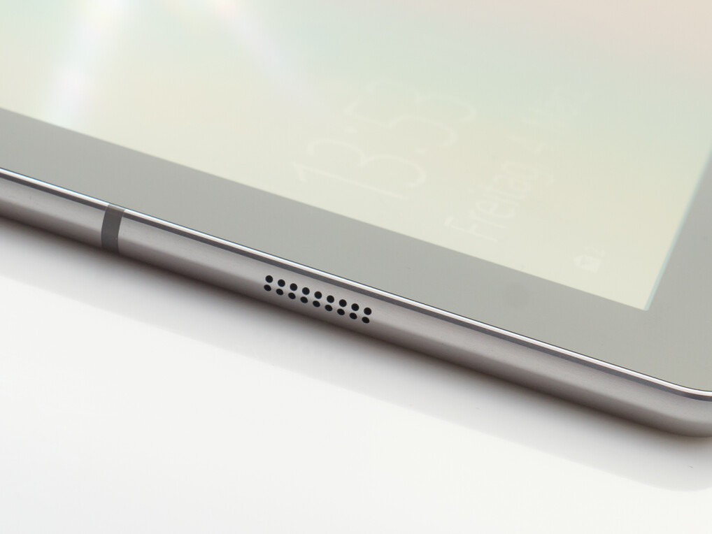 An der Verarbeitungsqualität des Samsung Galaxy TabPro S haben wir nichts auszusetzen. Nur aus sehr ungünstigen Winkeln kommt es beim Display zu Farbverfälschungen.