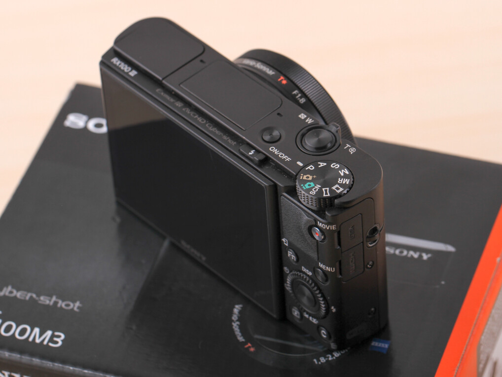Das glatte Aluminiumgehäuse liegt etwas unsicher in der Hand. Das hat auch Sony erkannt und bietet für circa 15 Euro einen kleinen Kunststoffgriff zum aufkleben an.