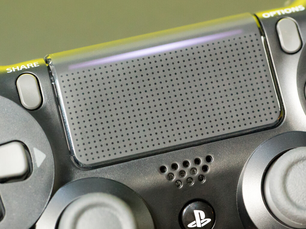Oben auf dem Touchpad leuchtet das Controller-Licht nun auch frontal zum Spieler.