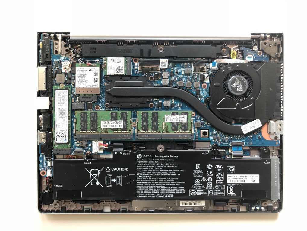 Zwei RAM-Slots, verschraubter Akku: Das Innere des HP EliteBook 830 G5 ist sehr gut zugänglich.
