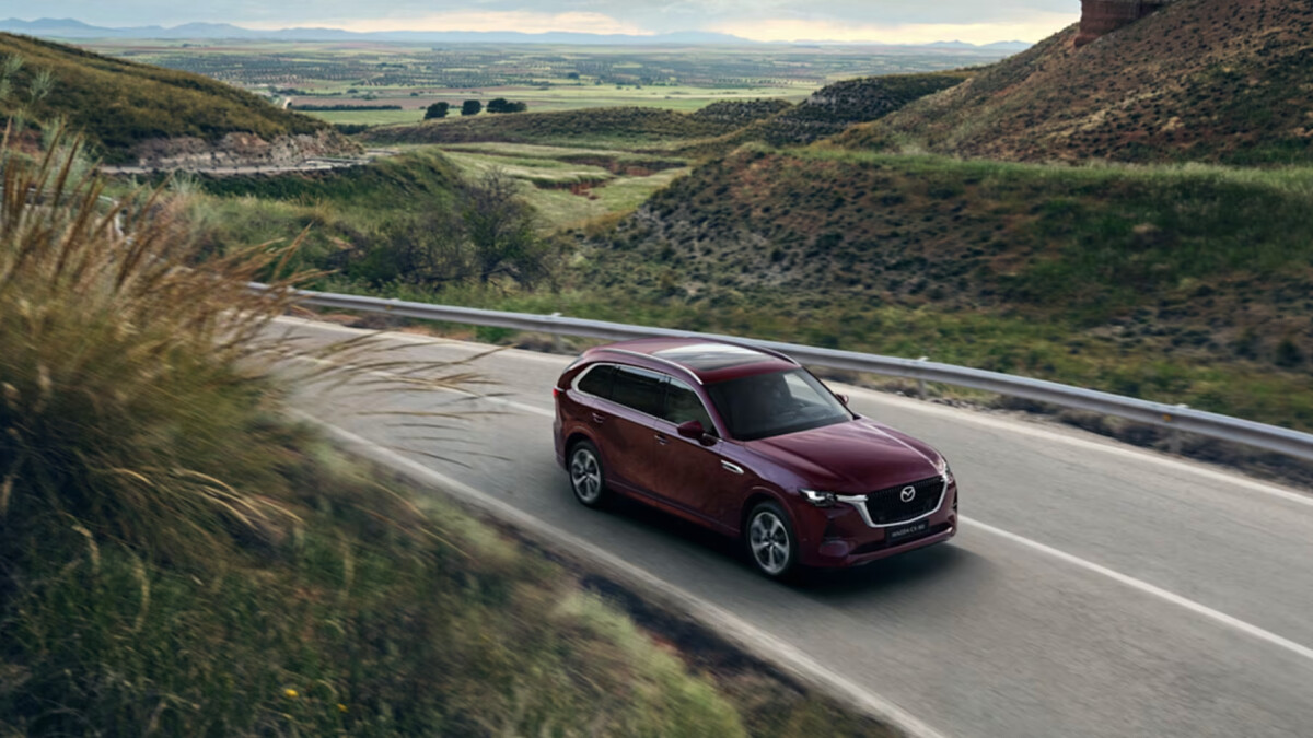 Der CX-80 zeigt das charakteristische Kodo-Design mit einer langgestreckten Seitenansicht von 4.995 mm Länge. Die Chromleisten an den Seitenscheiben und die serienmäßigen 20-Zoll-Leichtmetallräder verleihen dem SUV eine elegante Anmut.