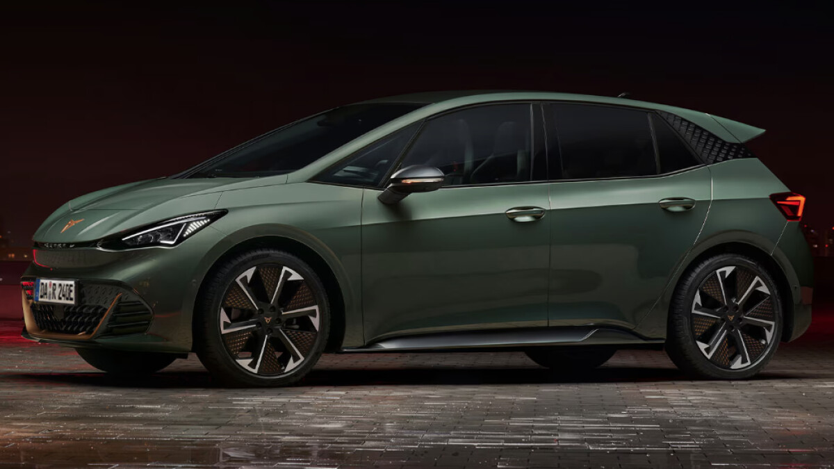 Die Seitenansicht zeigt die 4,32 Meter lange Silhouette des Cupra Born VZ mit den charakteristischen 19-Zoll-Leichtmetallfelgen und der coupéartigen Dachlinie. Der Elektro-Kompaktwagen steht auf einer Plattform mit 79 kWh-Batterie und bietet eine WLTP-Reichweite von bis zu 594 Kilometern.