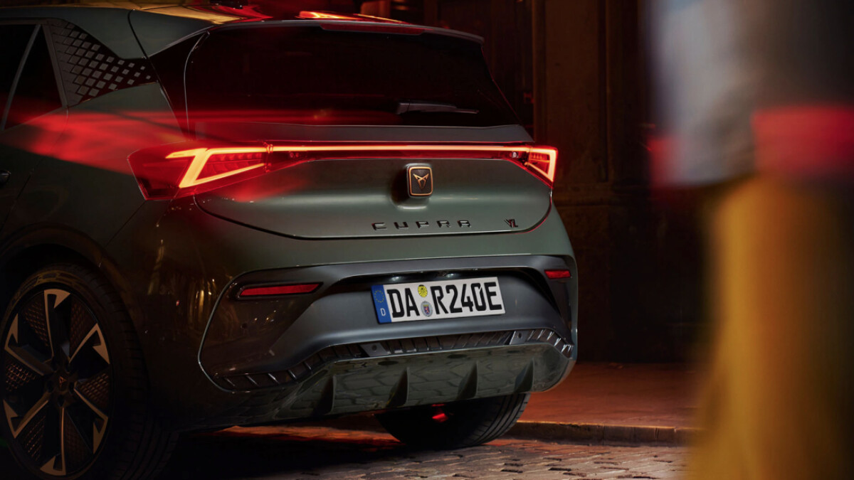 Das Heck des Cupra Born VZ mit den durchgehenden LED-Rückleuchten und dem 