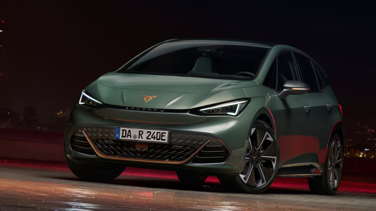 Die Frontpartie des Cupra Born VZ mit den LED-Matrix-Scheinwerfern und dem geschlossenen Kühlergrill, typisch für Elektrofahrzeuge. Das kupferfarbene Cupra-Logo und die aerodynamisch optimierte Front unterstreichen die sportliche Ausrichtung des 240 kW (326 PS) starken Elektromotors.