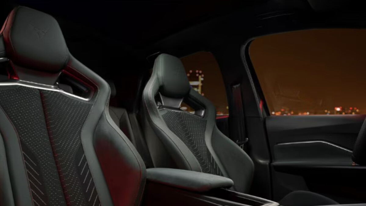 Die Sportschalensitze des Cupra Born VZ mit Alcantara-Bezug und kupferfarbenen Akzenten. Die ergonomisch geformten Sitze bieten seitlichen Halt bei sportlicher Fahrweise und sind serienmäßig beheizbar.