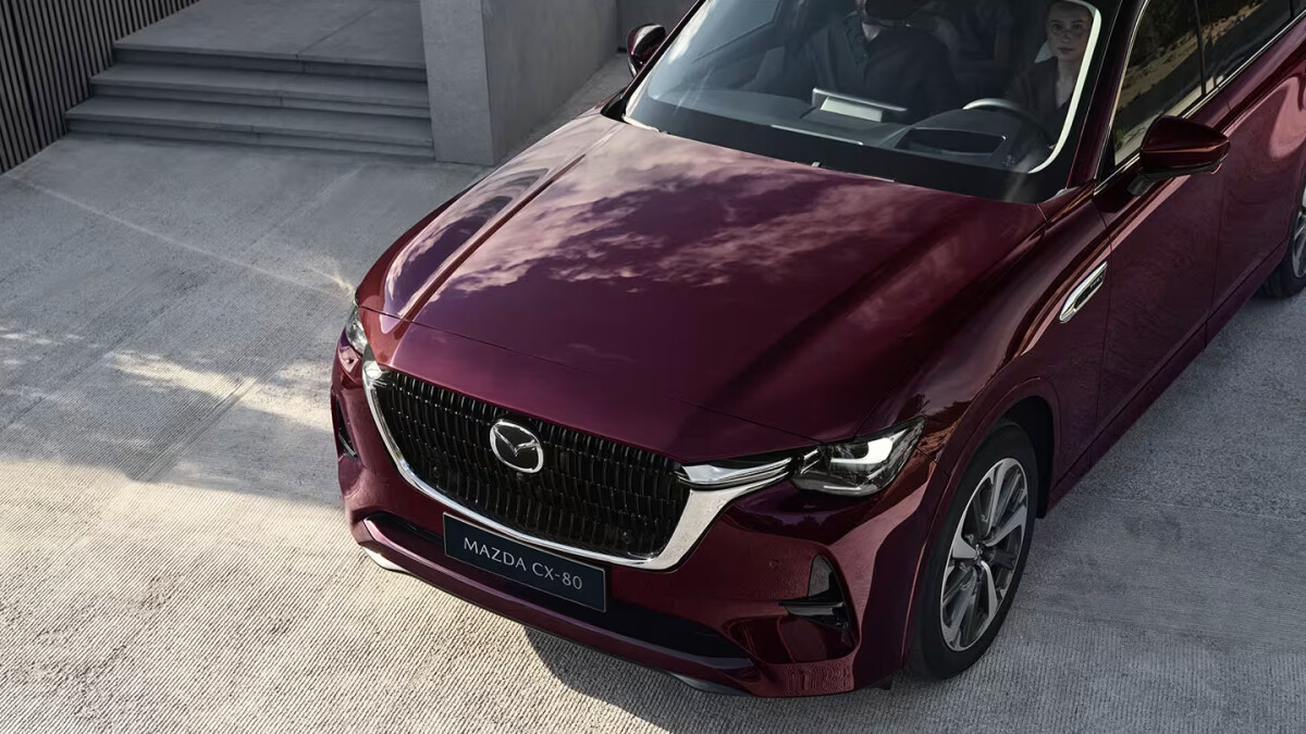 Die Front des CX-80 zeigt eine markante Frontpartie mit großem, charakteristischem Kühlergrill und LED-Scheinwerfern inklusive automatischer Scheinwerferreinigungsanlage.