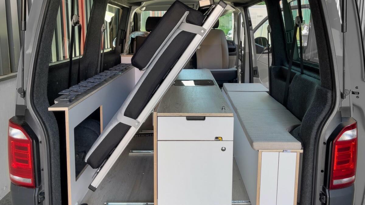 Das 1,60 x 2,00 Meter große Bett ist bis zur Fahrzeugwand mit einem Froli-System unterbaut. Dennoch gibt es eine vollwertige Küchenzeile und sogar einen festen Platz fürs WC.