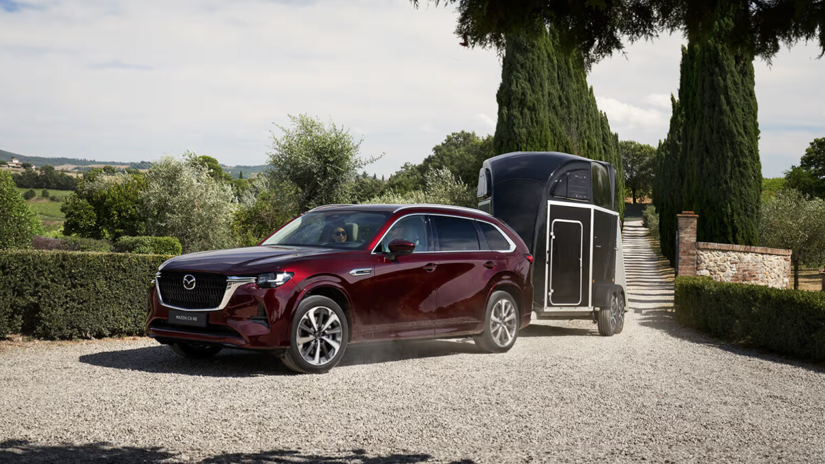 Der CX-80 zeigt das charakteristische Kodo-Design mit einer langgestreckten Seitenansicht von 4.995 mm Länge. Die Chromleisten an den Seitenscheiben und die serienmäßigen 20-Zoll-Leichtmetallräder verleihen dem SUV eine elegante Anmut.