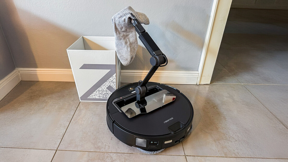 Der Roborock Saros Z70 ist einer der innovativsten Modelle des Herstellers. Mit seinem Greifarm kann er beispielsweise Socken aus dem Weg räumen.
