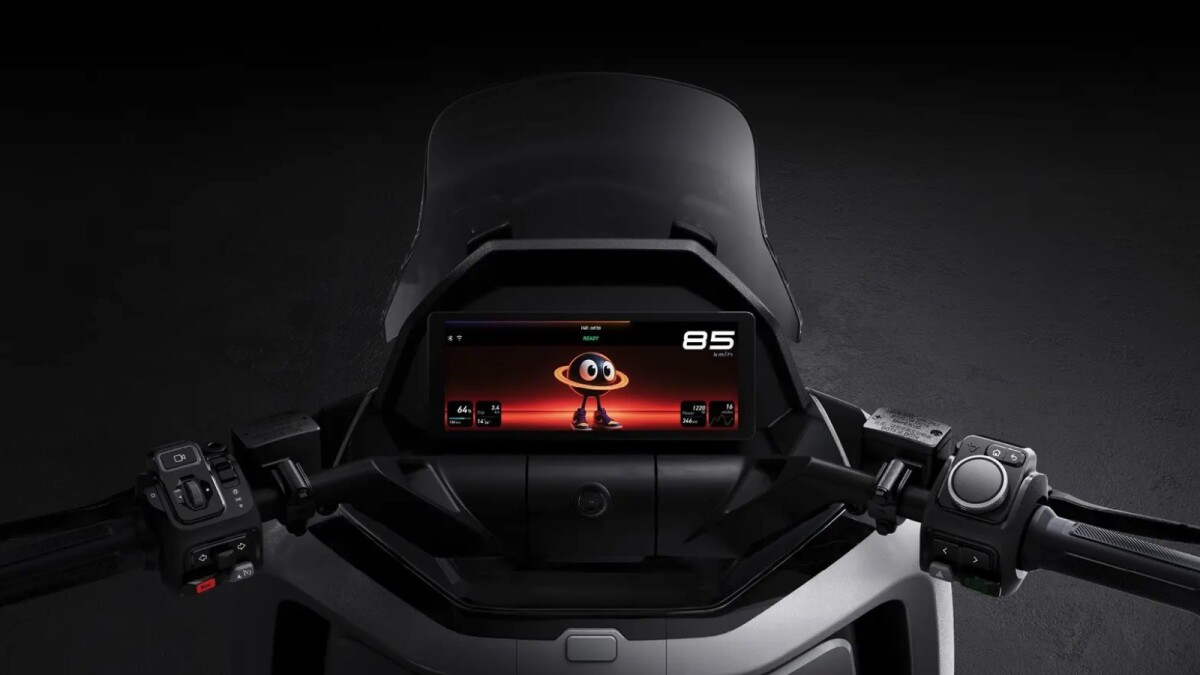 Der E-Scooter soll ein neues Bedienkonzept haben. Auf der rechten Seite des Lenkers ist das entsprechende Drehrad zum Scrollen durch Menüs zu sehen.