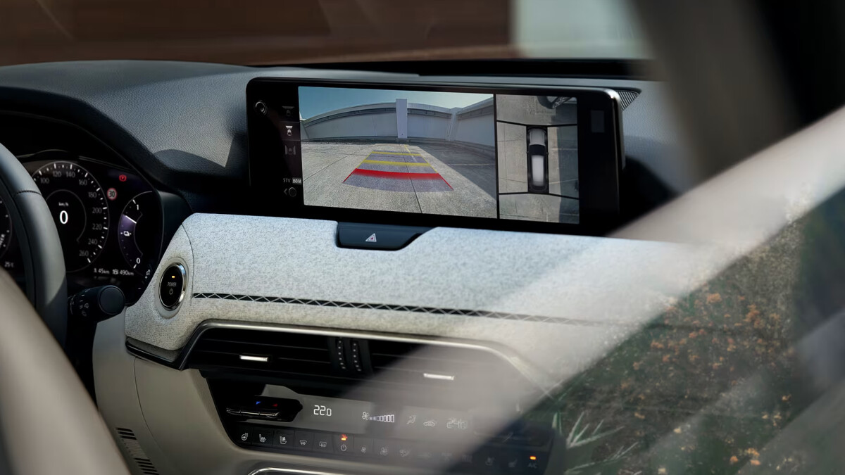 Das 12,3-Zoll-Infotainment-Display des CX-80 zeigt hochauflösende Grafiken und unterstützt Apple CarPlay sowie Android Auto. Die Bedienung erfolgt über Touch-Funktion oder den Multi Commander zwischen den Vordersitzen. Das System ist mit Amazon Alexa-Sprachsteuerung und dem Driver Personalization System ausgestattet, das Gesichtserkennung für individuelle Nutzerprofile nutzt.