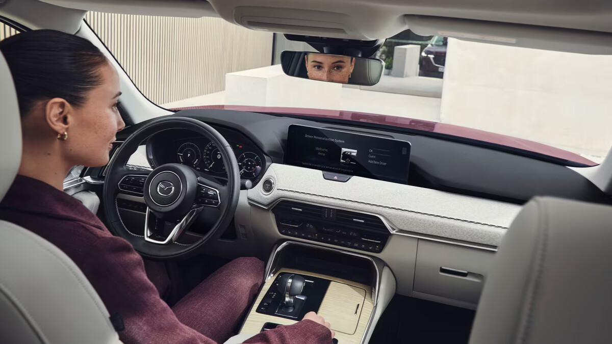 Das Cockpit des CX-80 verfügt über drei Hauptanzeigen: das 12,3-Zoll-Kombiinstrument, den zentralen Infotainment-Touchscreen und das Head-up-Display. Das Lenkrad ist beheizt und lässt sich in Höhe und Neigung verstellen (45 mm/70 mm). Die breite Instrumententafel mit durchgehenden Linien bis zu den Türverkleidungen betont die Geräumigkeit des Innenraums.