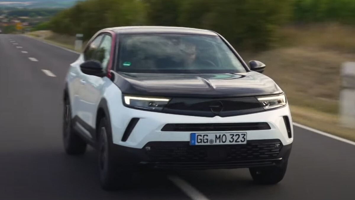 Von vorne wirkt der Opel Mokka sehr modern - auch wenn dieses Modell farblich recht extravagant daherkommt.